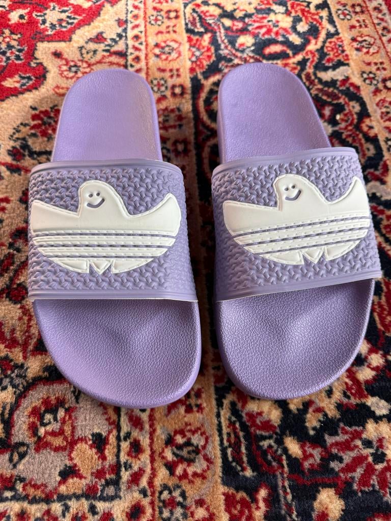 Paarse Adidas slippers met uniek spooklogo, Ophalen of Verzenden, Zo goed als nieuw, Overige kleuren