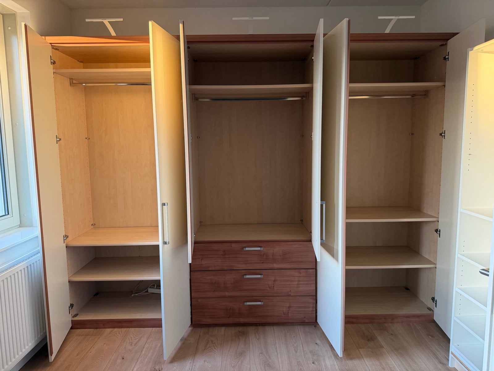 Ruime kast met lampjes - 311x227 cm, Ophalen, Gebruikt, 200 cm of meer, Met lade(s)