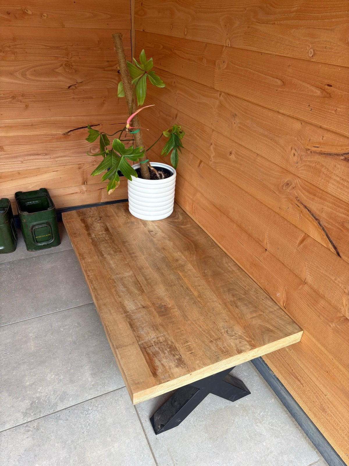 Robuuste mangohouten tafel met metalen onderstel, 100 tot 150 cm, Tot twee personen, Zo goed als nieuw, Rechthoekig