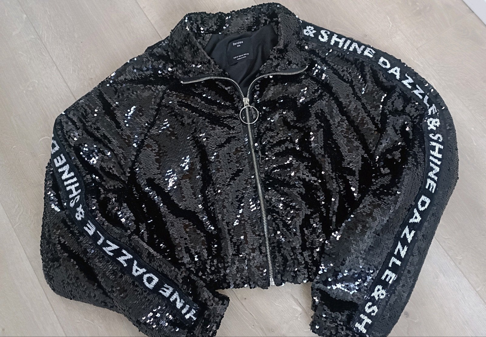 Bershka jasje met pailletten en opdruk mouw - Maat M, Maat 38/40 (M), Zwart, Zo goed als nieuw, Bershka