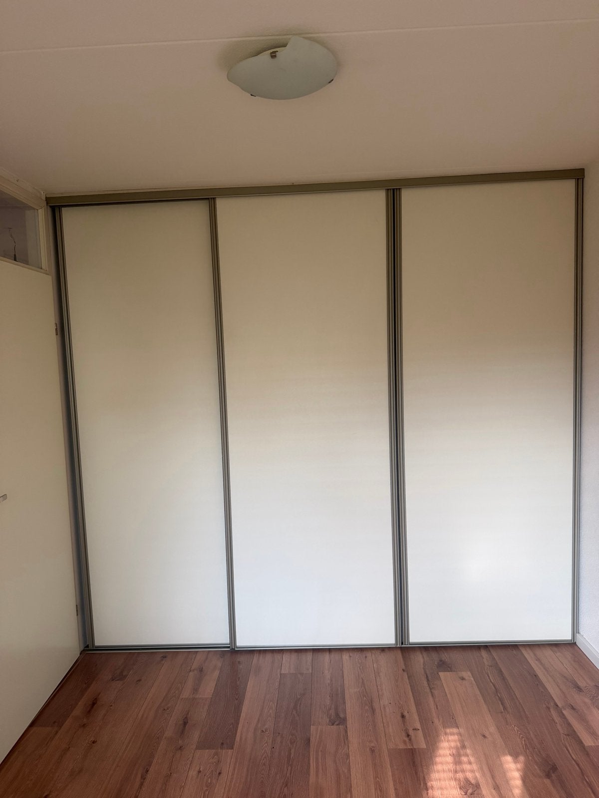 Gratis af te halen: Ruime inbouwkast met schuifdeuren, Ophalen, Met plank(en), Gebruikt, 200 cm of meer