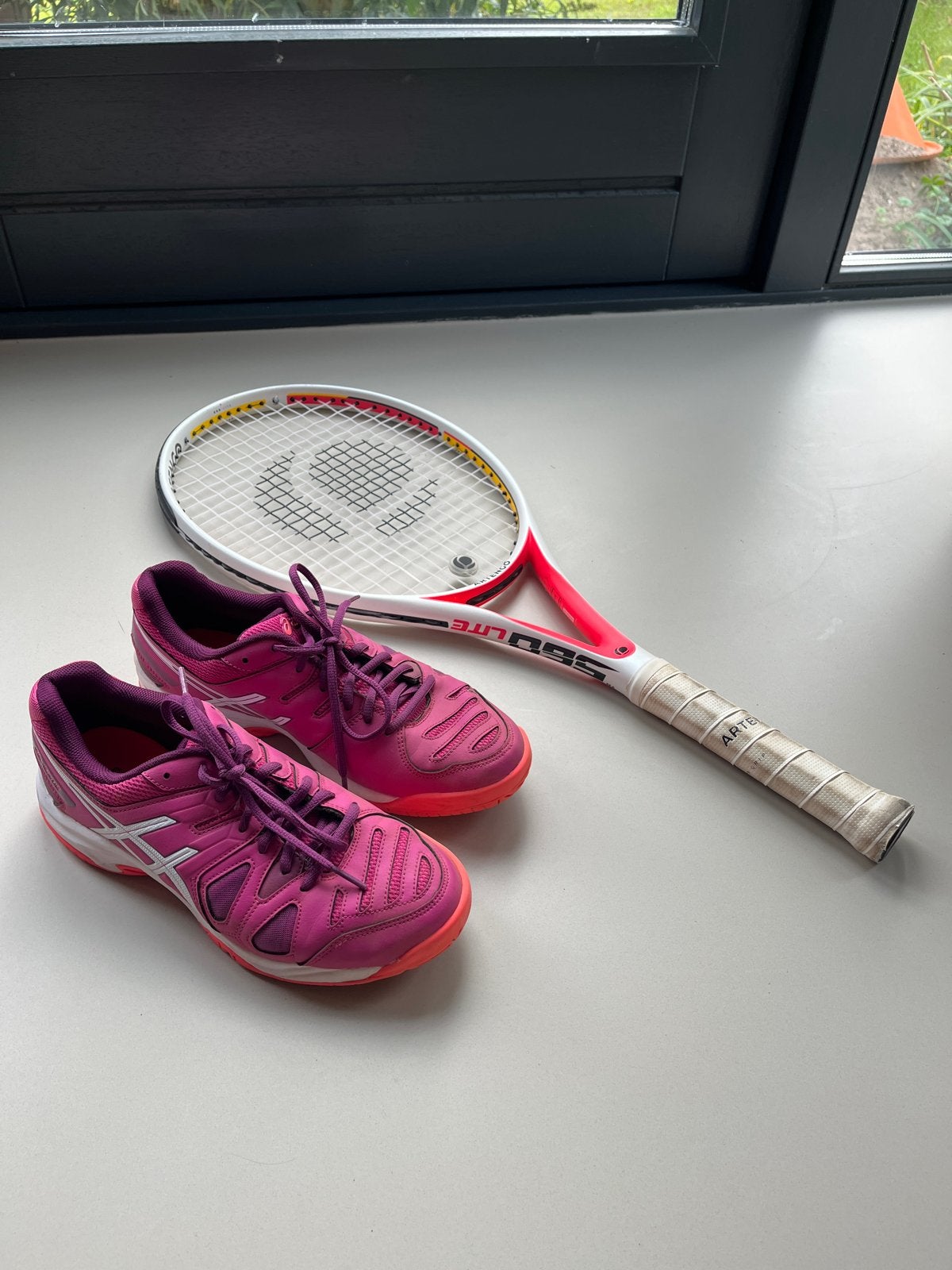 Asics tennisschoenen maat 40 en Artengo tennisracket, Sport en Fitness, Ophalen, Gebruikt, Racket, Overige merken