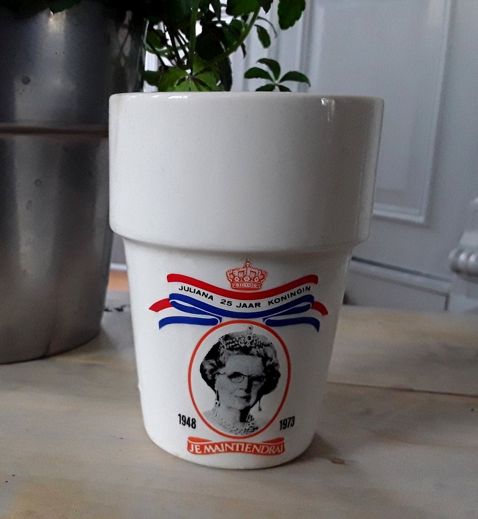 Mok - beker uit 1973 - Juliana 25 jaar koningin, Verzamelen, Koninklijk Huis en Royalty, Ophalen of Verzenden, Gebruikt, Nederland