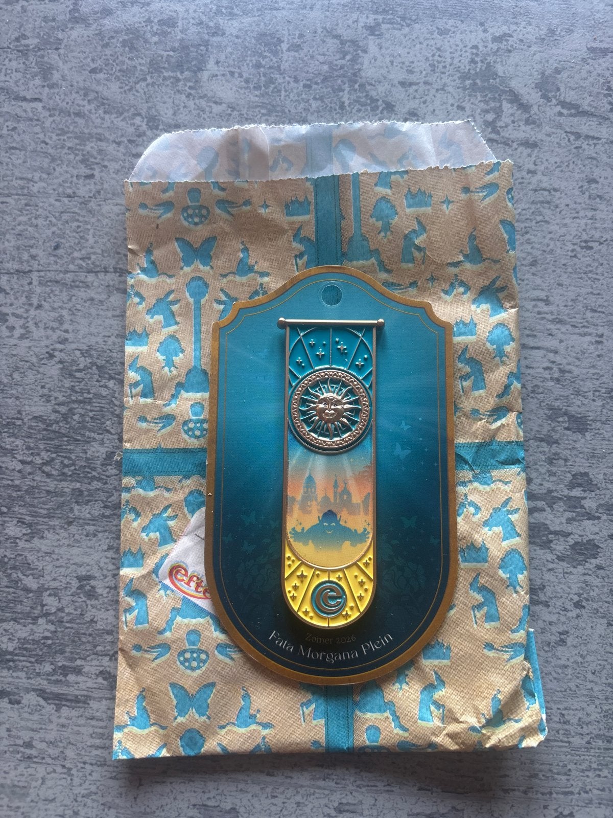 Efteling zomer pin Fata Morgana plein (1/5), Ophalen of Verzenden, Nieuw, Button of Speldje