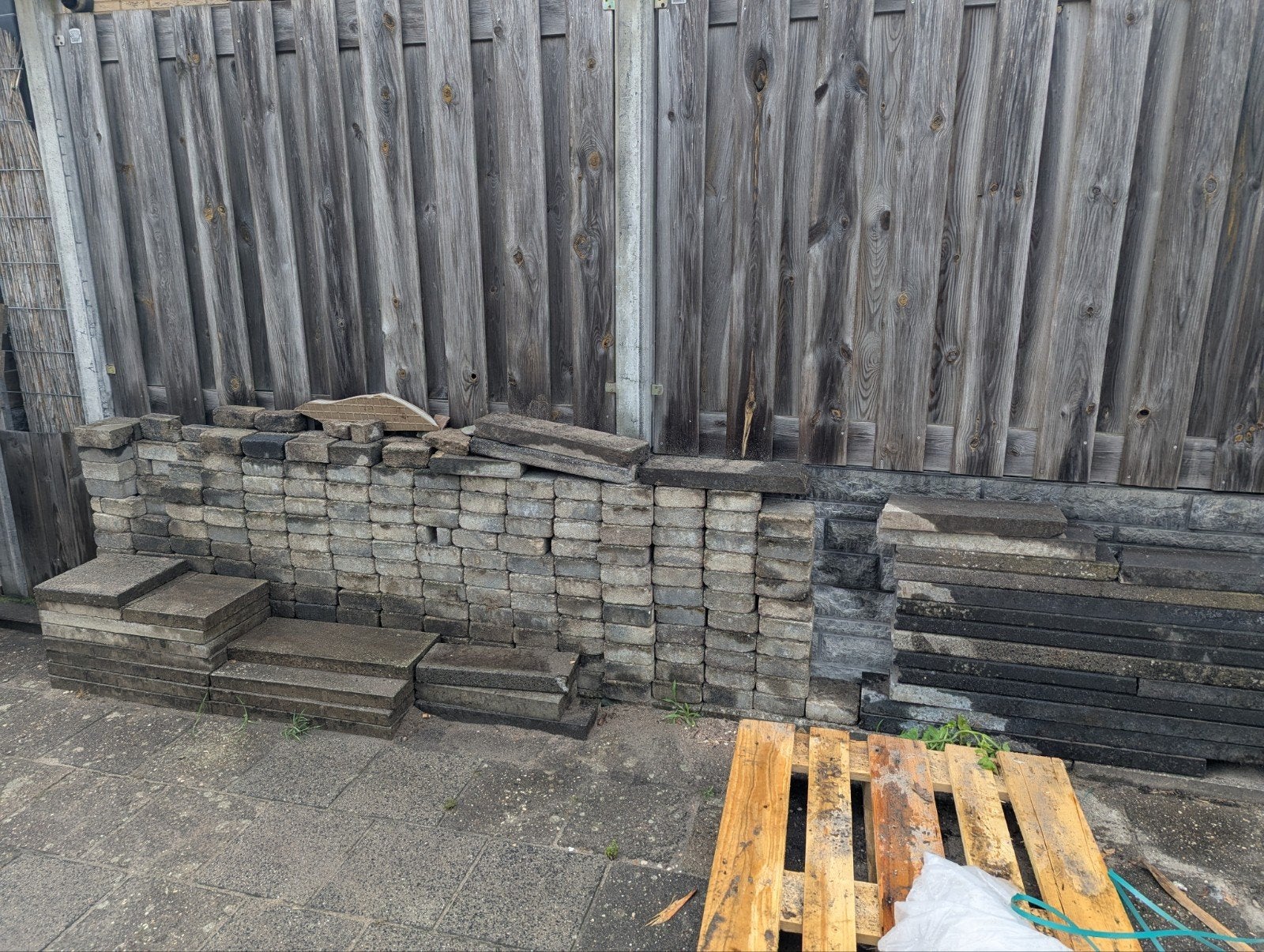 Gratis tegels en bandjes!, Tuin en Terras, Schuttingen, Ophalen, Minder dan 3 meter, Hout, 1 tot 2 meter