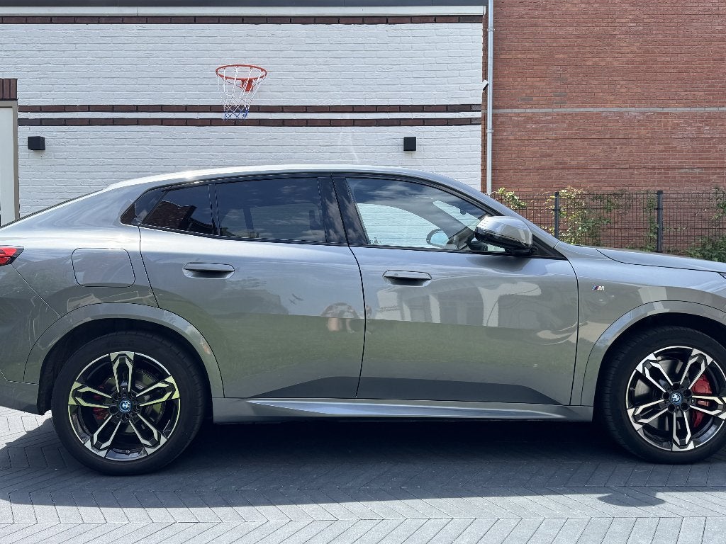 BMW iX2 Edrive20 204pk Aut 2024 Grijs, Auto's, BMW, Particulier, iX2, 360° camera, ABS, Achteruitrijcamera, Airbags, Airconditioning
