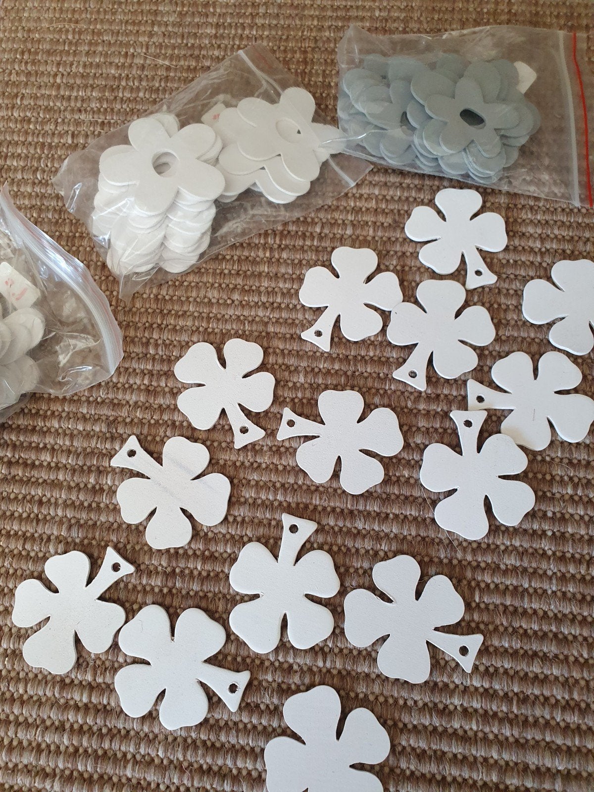 Witte klavertjes vier knutselmateriaal, Ophalen of Verzenden, Nieuw, Hout, Wit