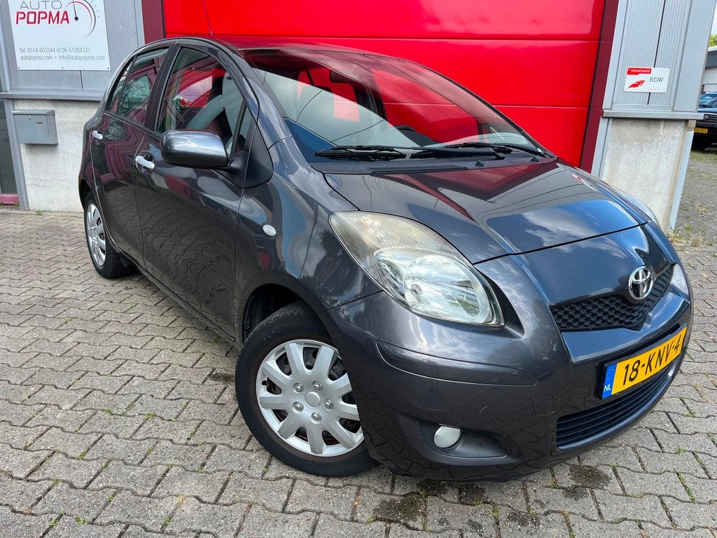 Toyota Yaris 1.3 VVTi 101pk Aspiration Automaat / Airco / El, Auto's, Toyota, 4 cilinders, Bedrijf, 550 kg, Zilver of Grijs
