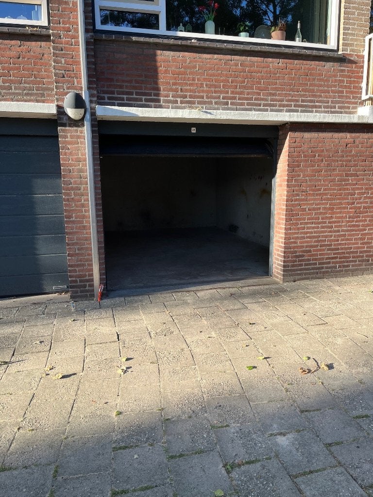 Grote brede garagebox Leiden
