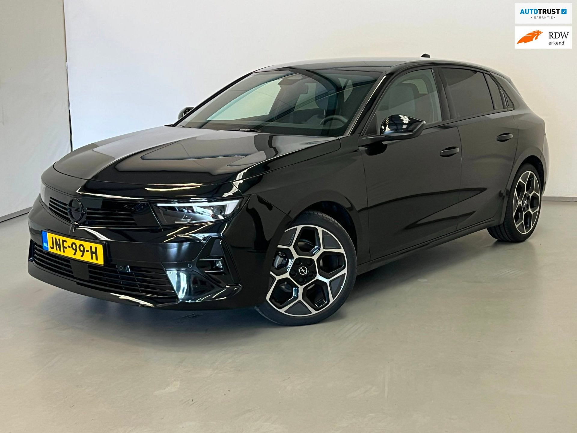 Opel Astra 1.2 Turbo Sport Night Edition / CarPlay / 18" LM, Auto's, Opel, Stof, Gebruikt, 1199 cc, Zwart
