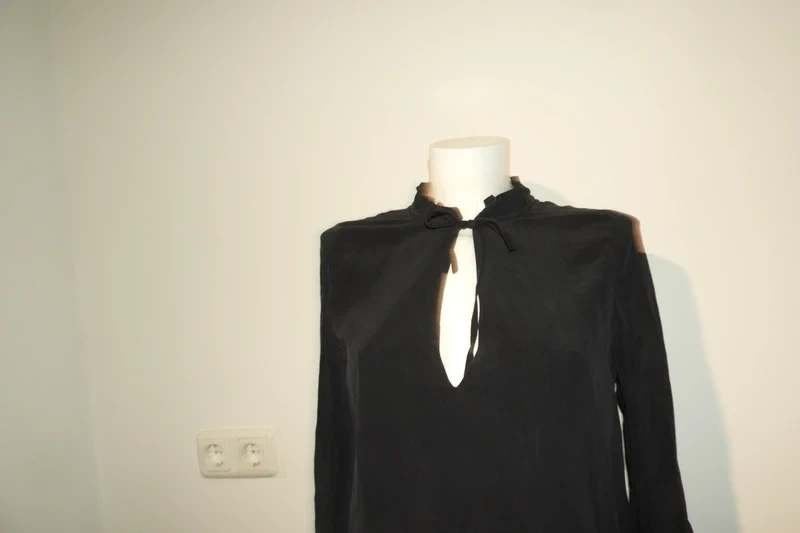 Anine Bing zijde jurk opstaand randje strik hals ruches mouw, Kleding | Dames, Verzenden, Zwart, Maat 36 (S), Anine Bing