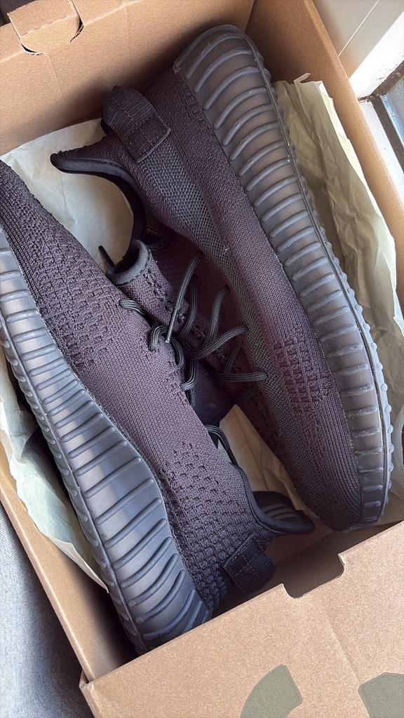 Yeezy 350 Onyx maat 43.5 - Zo goed als nieuw, Ophalen of Verzenden, Zo goed als nieuw, Zwart, Sneakers of Gympen