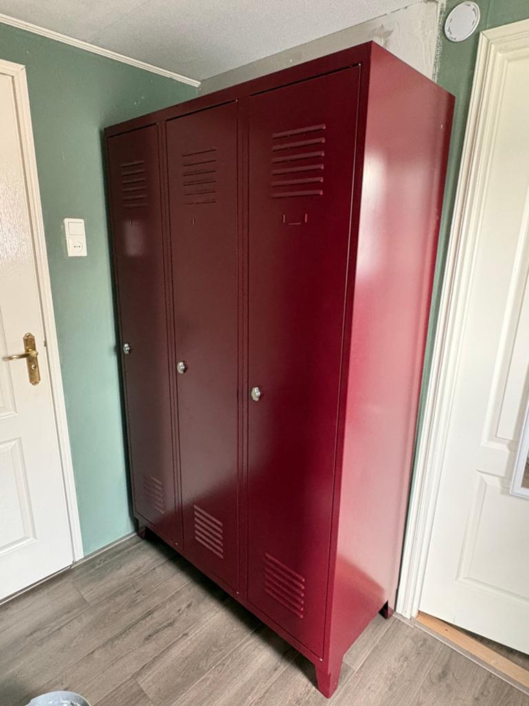Lockerkast bordeaux rood, Huis en Inrichting, Ophalen