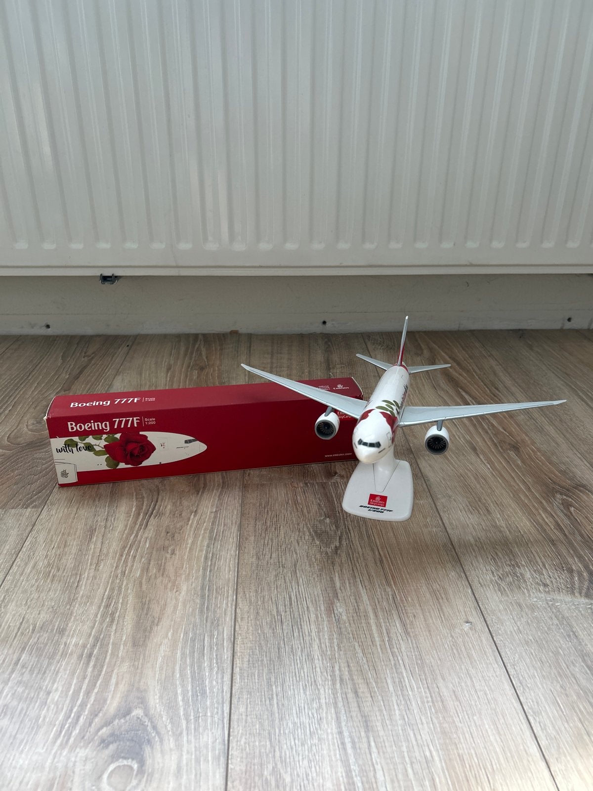 Emirates Boeing 777F Schaalmodel 1:200 Special Livery, Overige merken, Ophalen of Verzenden, Vliegtuig, Gebruikt