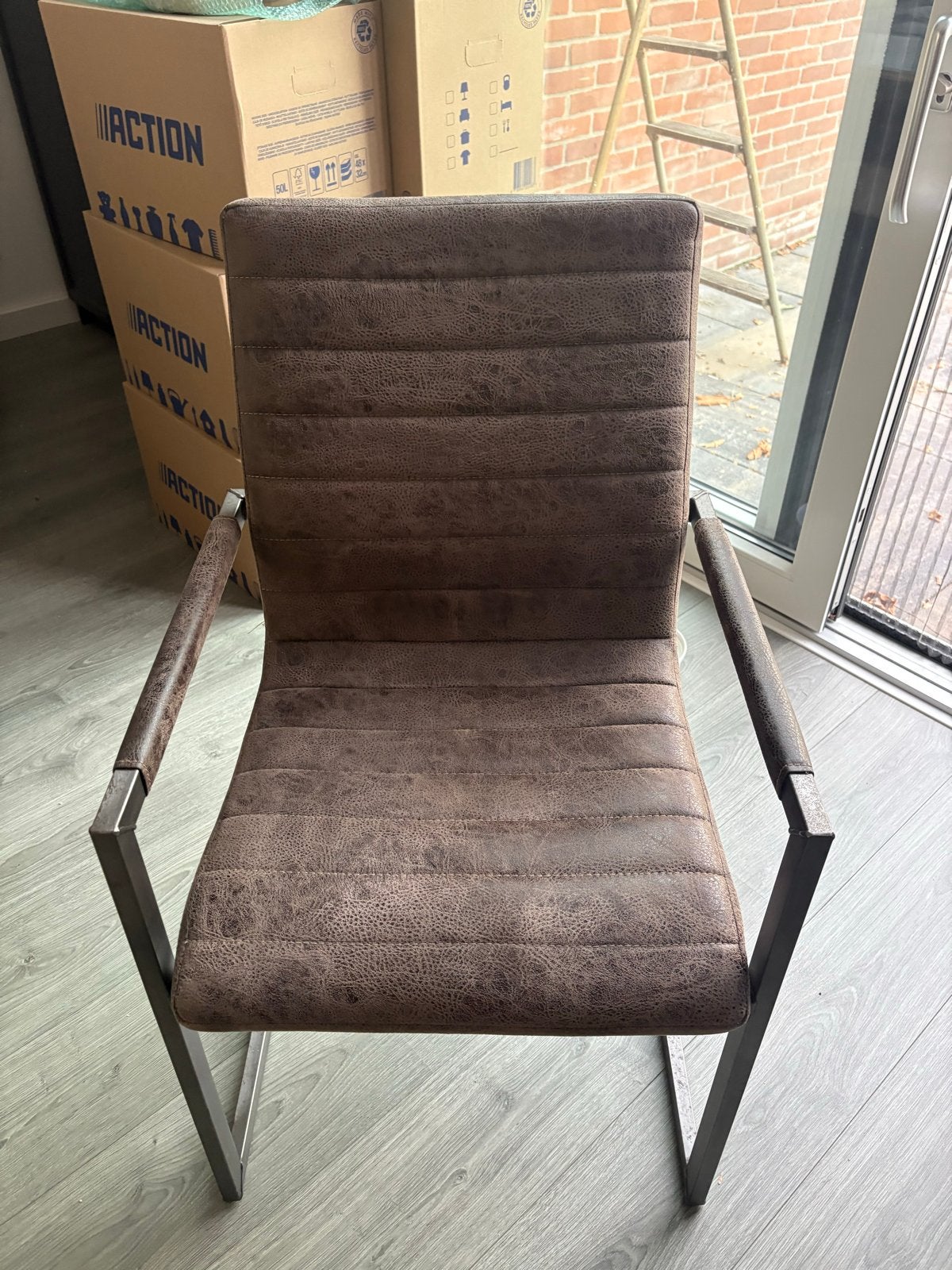 eetkamerstoel met armleuningen - Bruin leer, Huis en Inrichting, Stoelen, Ophalen, Gebruikt, Bruin, Leer