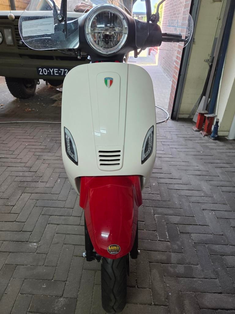 italia verona 50 4 takt, Fietsen en Brommers, Scooters | SYM, Overige modellen, Ophalen of Verzenden, Zo goed als nieuw, Benzine