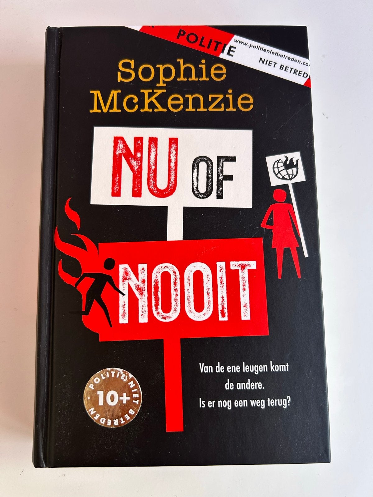 Jeugdthriller: Nu of Nooit & Storm van Leugens - Sophie McKe, Ophalen of Verzenden, Zo goed als nieuw, Fictie