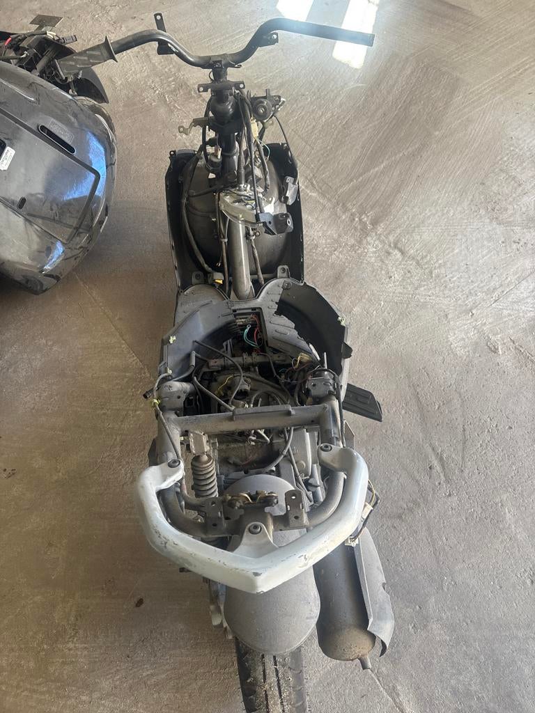 Peugeot Kisbee Frame met blauw kenteken, Fietsen en Brommers, Brommeronderdelen | Scooters, Ophalen, Gebruikt, Frame, Peugeot