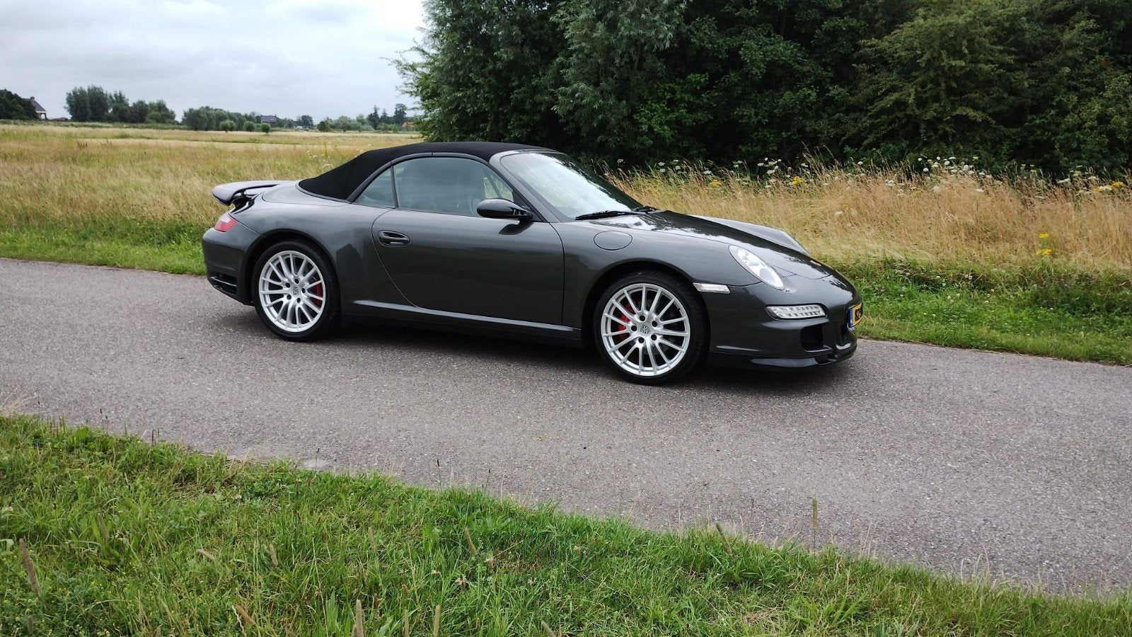 Porsche 911 3.6 Carrera 4 Cabrio AUT 2006 Grijs, Auto's, Automaat, Cabriolet, 4 stoelen, Origineel Nederlands