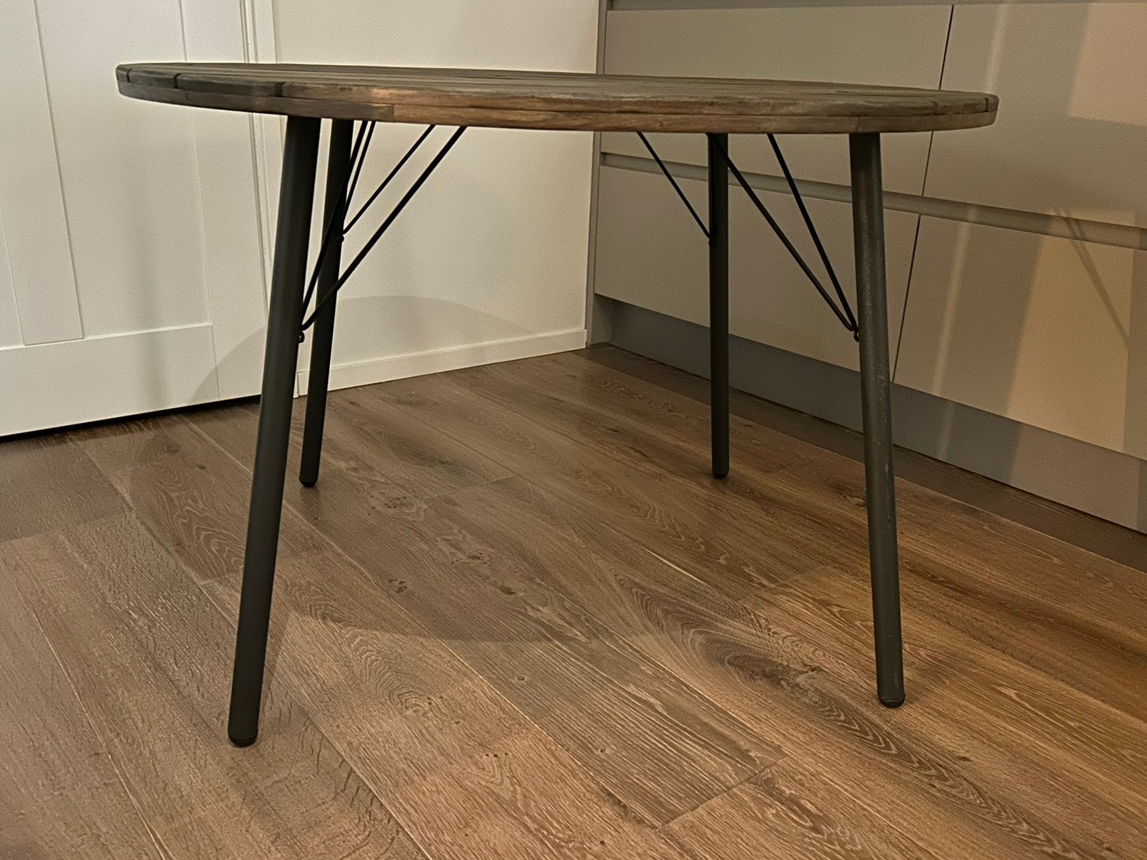 Mooie tuintafel, mango hout, metalen poten, Ophalen, Zo goed als nieuw, Rond, Metaal