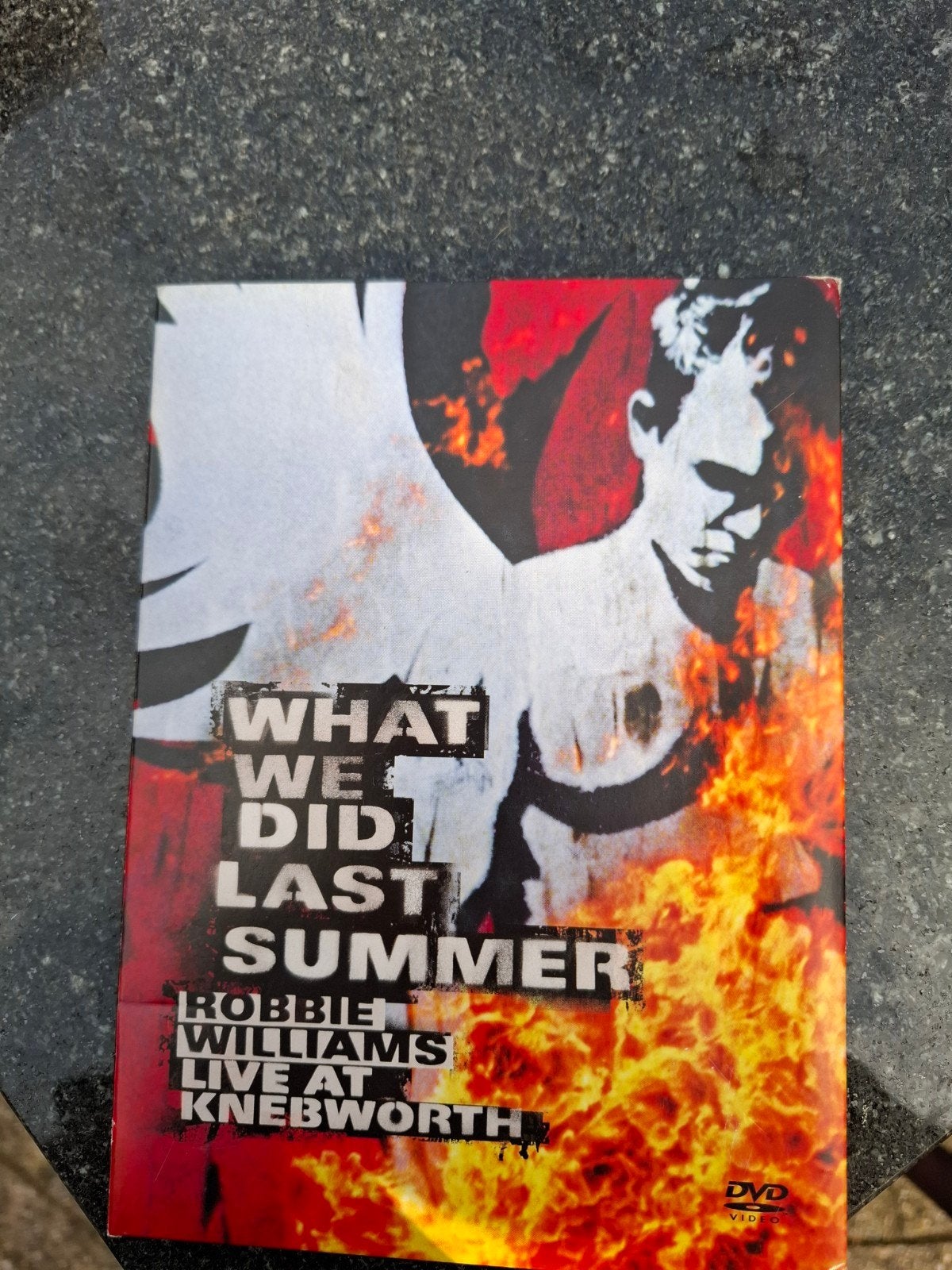 Robbie Williams - What We Did Last Summer Live Knebworth DVD, Inclusief doosje, Ophalen of Verzenden, Vanaf 6 jaar, Concert
