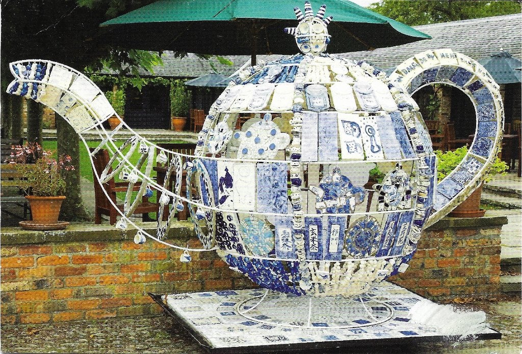 Ansichtkaart  Beningbrough (Eng) Hall 	Teapot sculpture	NT, Verzenden, 1980 tot heden, Gelopen, Engeland