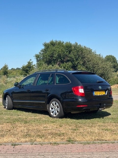 Skoda Superb 1.6TDI 77KW Greenline Combi 2012 Zwart, Auto's, Skoda, Voorwielaandrijving, Euro 5, Stof, Zwart