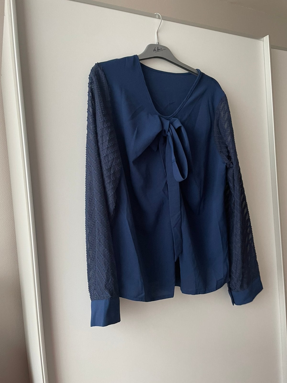Donkerblauwe blouse met strik en kanten mouwen, Ophalen of Verzenden, Zo goed als nieuw, Maat 46/48 (XL) of groter, Blauw