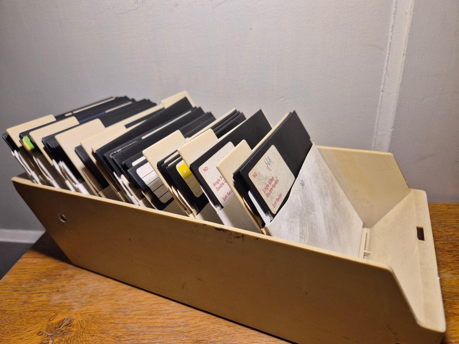 Bak met 5,25 inch floppy disk floppies en tab bladen, Computers en Software, Ophalen of Verzenden