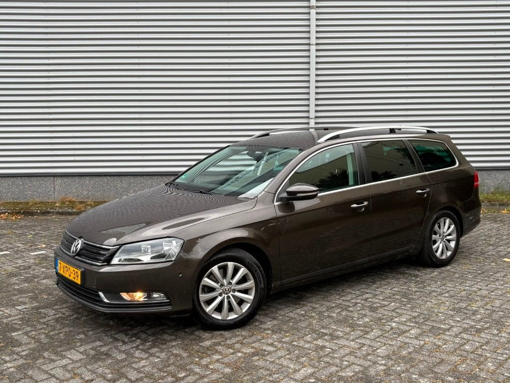 Volkswagen Passat 1.6 TDI Bluemotion ORGNL Trekhaak Navi, Auto's, Voorwielaandrijving, Startonderbreker, 4 cilinders, Bruin