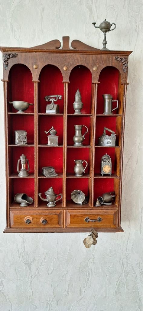 Antieke letterkast met miniatuur tinnen voorwerpen, Antiek en Kunst, Ophalen of Verzenden
