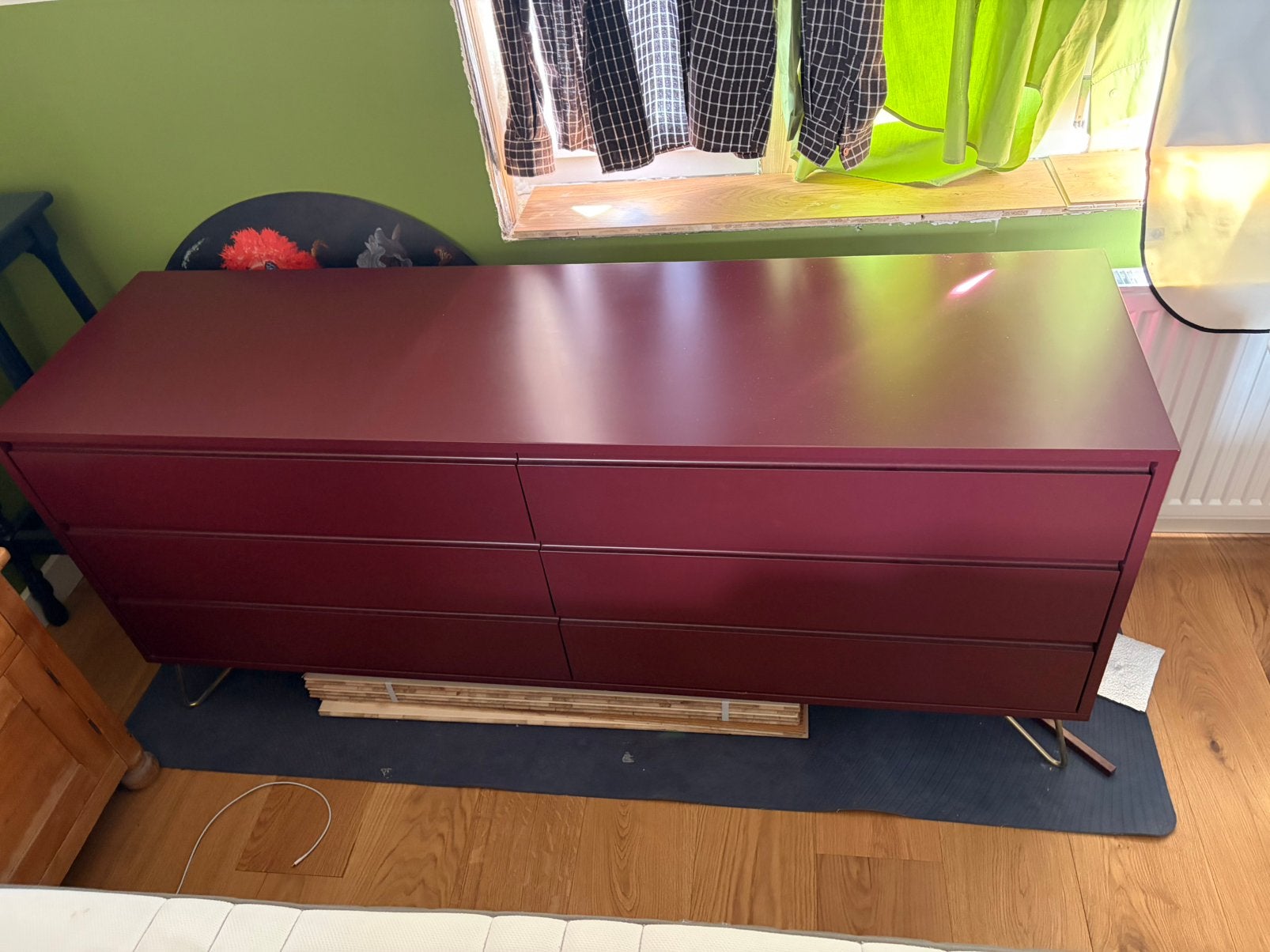 Made rode ladekast met messing poten, Ophalen, Gebruikt, 100 tot 150 cm, Met lade(s)