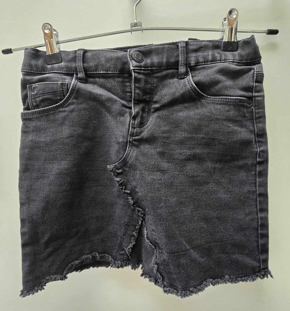 Zwart spijkerrokje met gerafelde zoom, Kinderen en Baby's, Kinderkleding | Maat 140, Meisje, Ophalen of Verzenden, Zo goed als nieuw