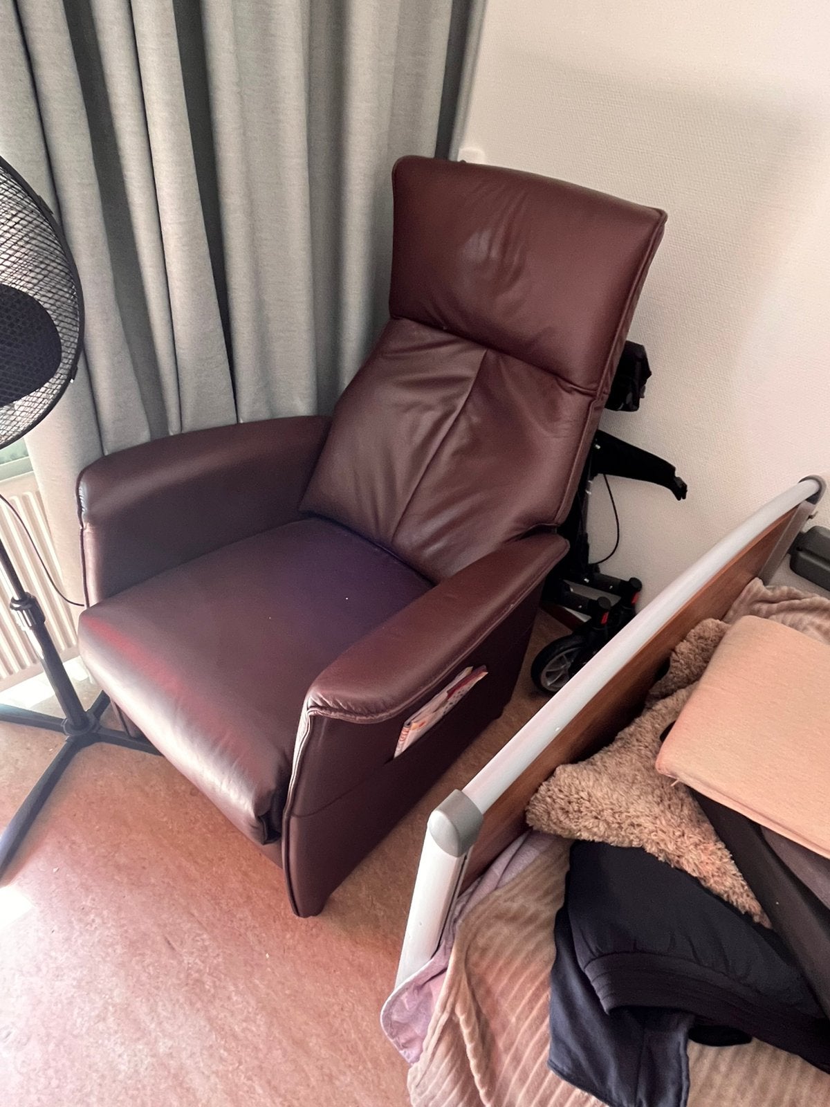 Sta op stoel bruin leer, Huis en Inrichting, Ophalen, Zo goed als nieuw, 50 tot 75 cm, Leer