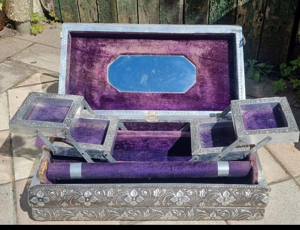 Sieraden doos India
India 38 cm breed
20 cm lang 11 cm hoog, Gebruikt, Overige kleuren, Ophalen of Verzenden, Met spiegeltje(s)