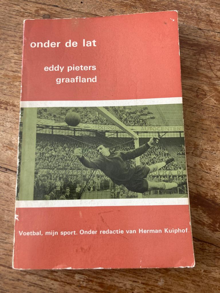 Onder de lat - Eddy Pieters Graafland.  lessen voor keepers, Ophalen of Verzenden, Gelezen, Balsport