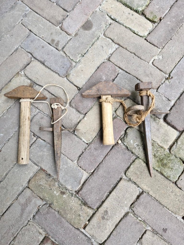 set bestaat uit 2 stuks antieke haarspit en een haarhamer, Ophalen