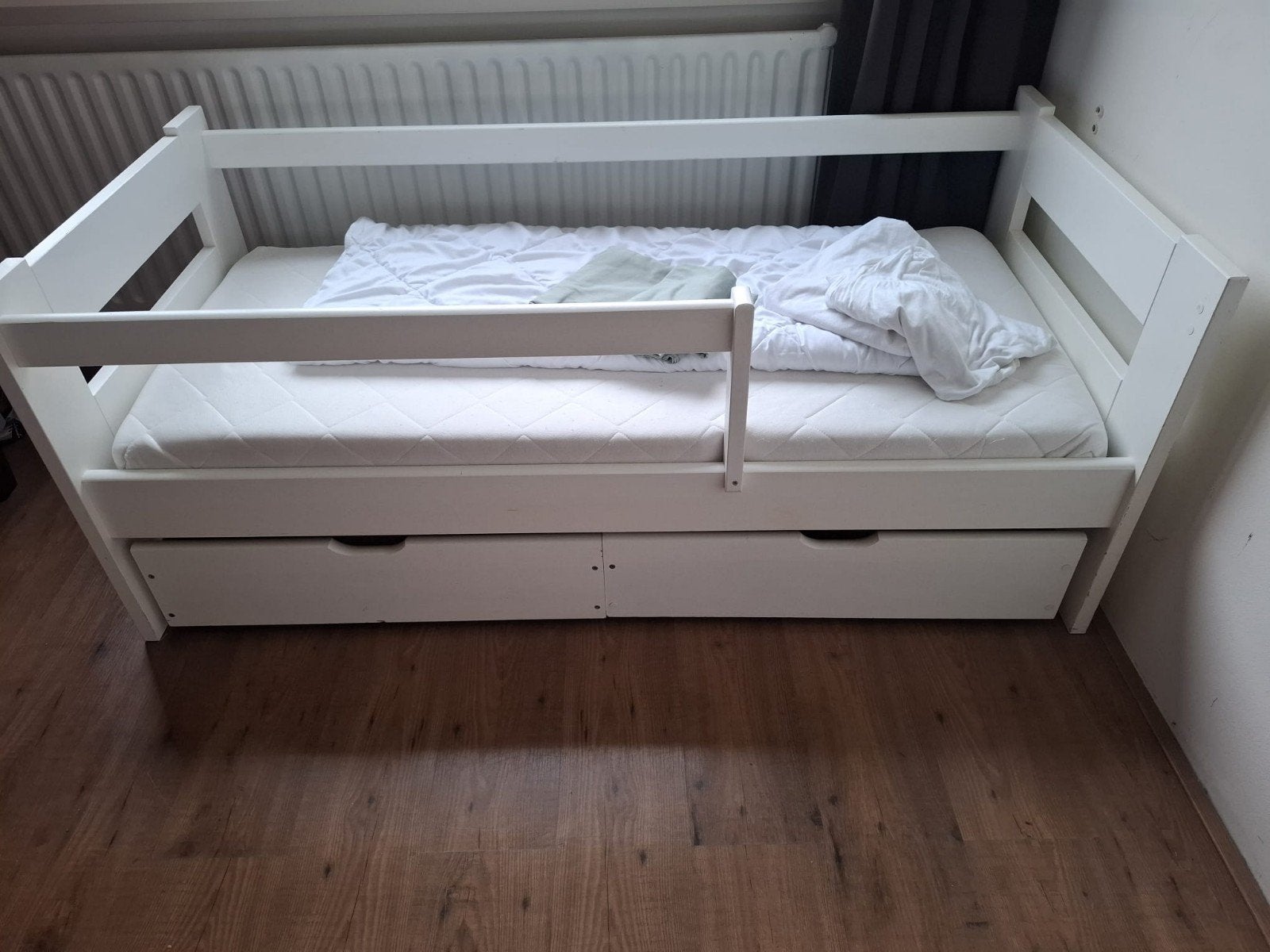 Peuterbed wit met 2 lades compleet., Gebruikt, 70 tot 85 cm, 140 tot 160 cm, Ophalen