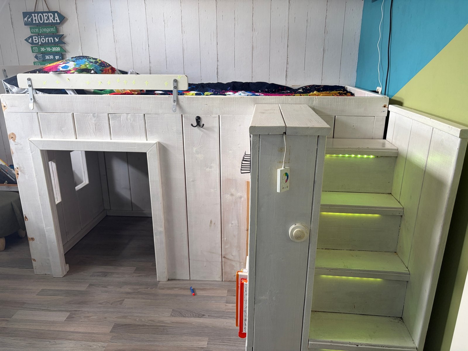 Steigerhouten kinderbed met speelruimte en verlichting, Ophalen, Gebruikt, Eenpersoons, Wit