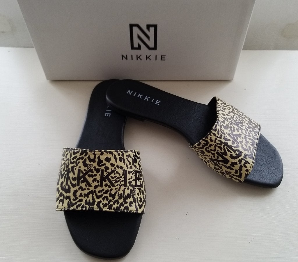 Nikkie nieuwe leren panter print slippers slippertjes 41, Slippers, Zwart, Nieuw, Ophalen of Verzenden