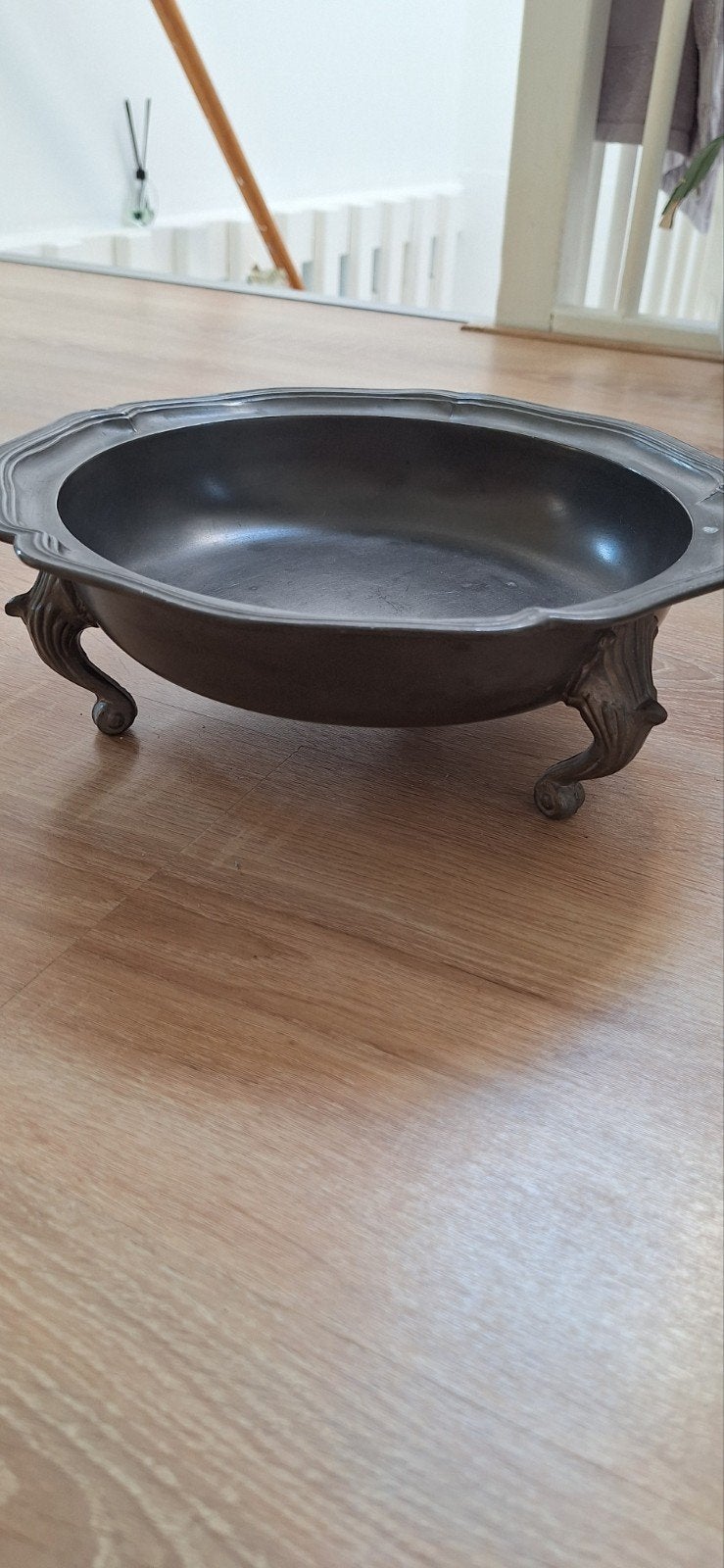 Vintage metalen schaal op pootjes – decoratieve schaal, Antiek en Kunst, Ophalen