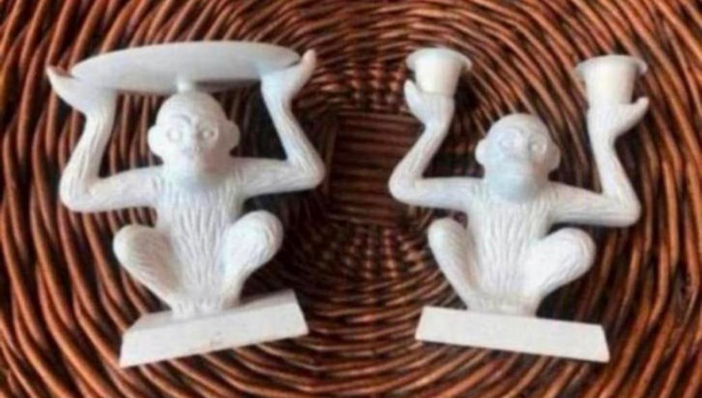 Twee witte kaarsenhouders / kandelaars in vorm van een aap, Ophalen of Verzenden, Zo goed als nieuw