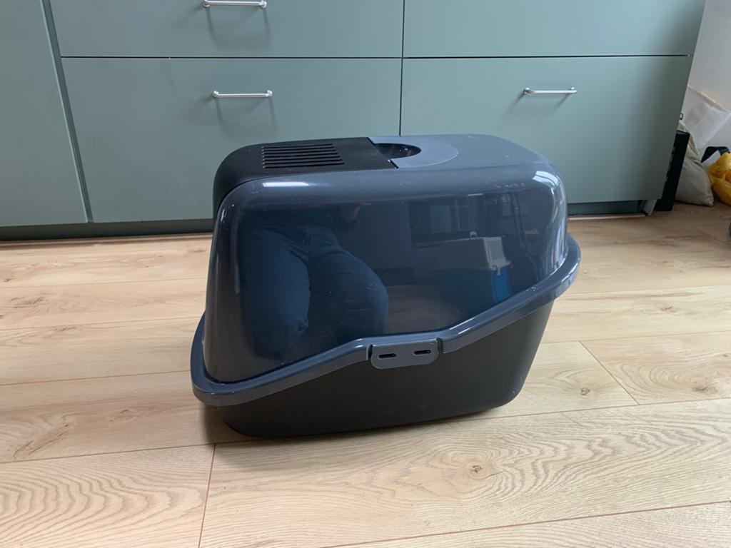 PeeWee kattenbak met eco houtkorrels (zwart/grijs), Ophalen, Zo goed als nieuw