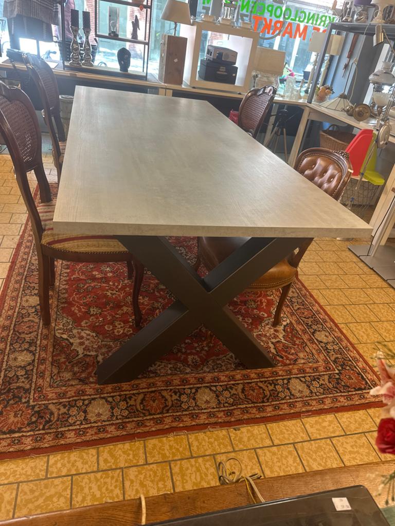 Grote eettafel met metalen onderstel en beton, Huis en Inrichting, Ophalen, 200 cm of meer, 50 tot 100 cm, Zo goed als nieuw