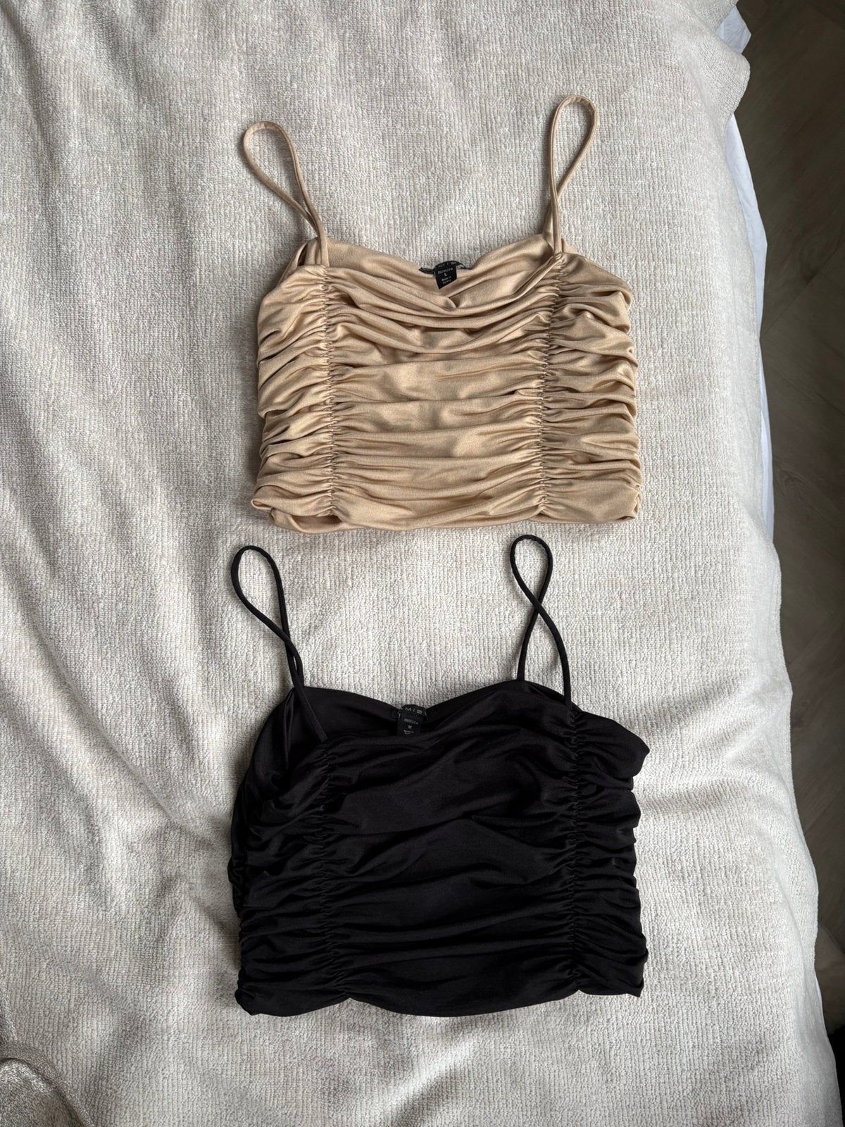 New Yorker crop tops beige en zwart satijn ribstof m en l, Ophalen of Verzenden, Maat 38/40 (M), Zwart, Zonder mouw