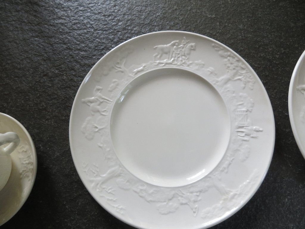 WEDGEWOOD : DEVONSHIRE-EMBOSSED- HORSES &DOGS-= ZIE FOTO'S, Vintage, Ophalen of Verzenden, Zo goed als nieuw, Compleet servies