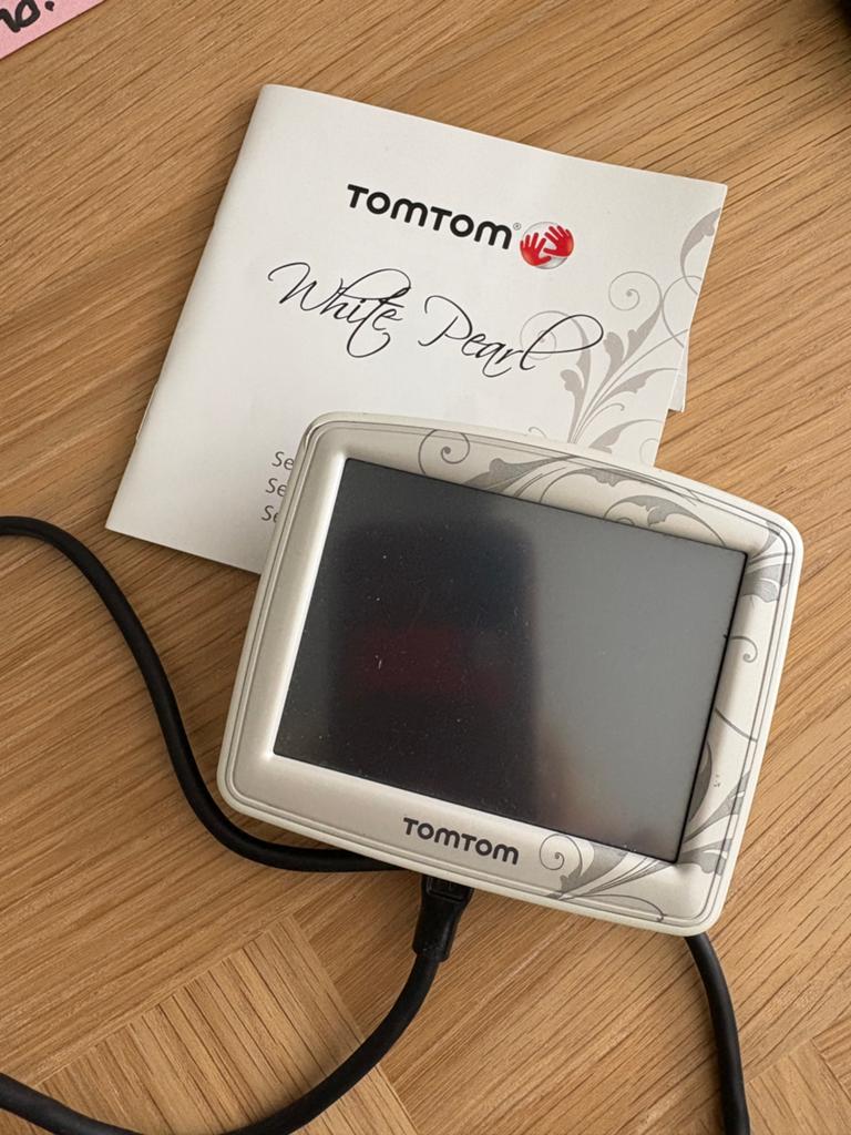 TomTom white pearl met handleiding en snoer, Ophalen of Verzenden, Zo goed als nieuw