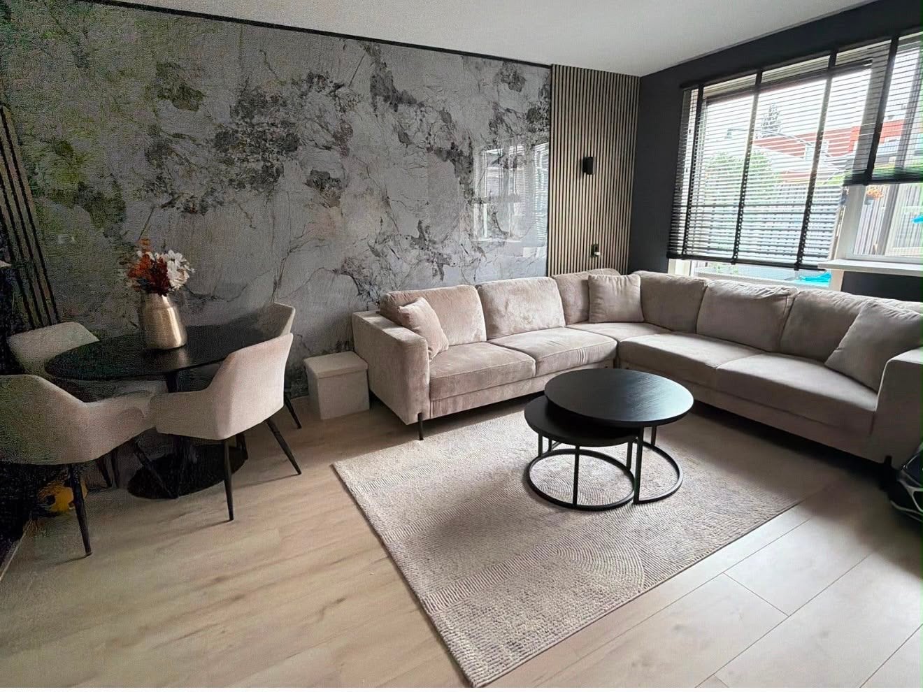 Moderne hoekbank met eettafel en stoelen, Huis en Inrichting, Ophalen, Zo goed als nieuw, Stof