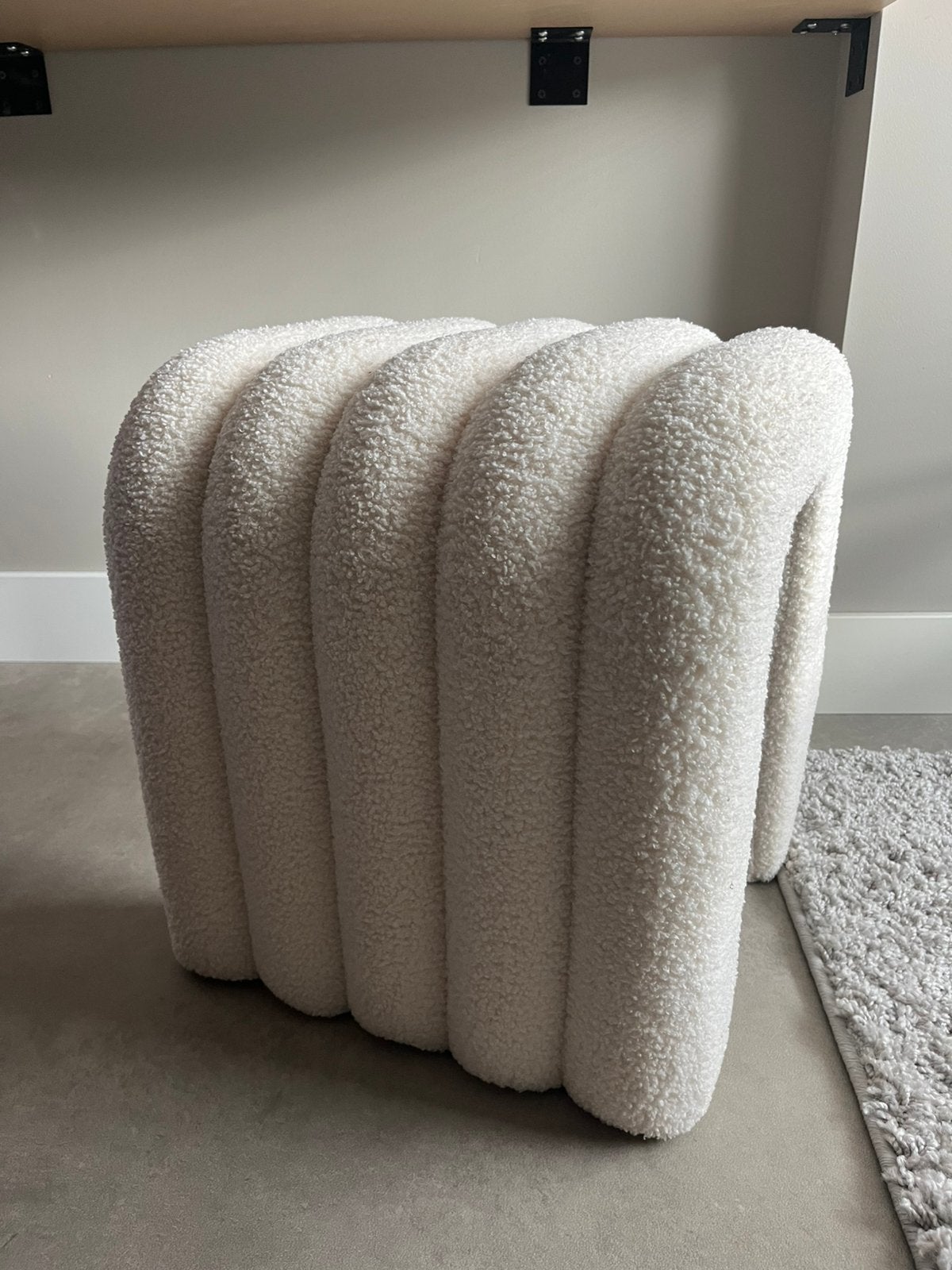 Boog poef/ hocker wit teddystof, Huis en Inrichting, Banken | Voetenbanken en Poefen, Ophalen, Minder dan 50 cm, Minder dan 50 cm