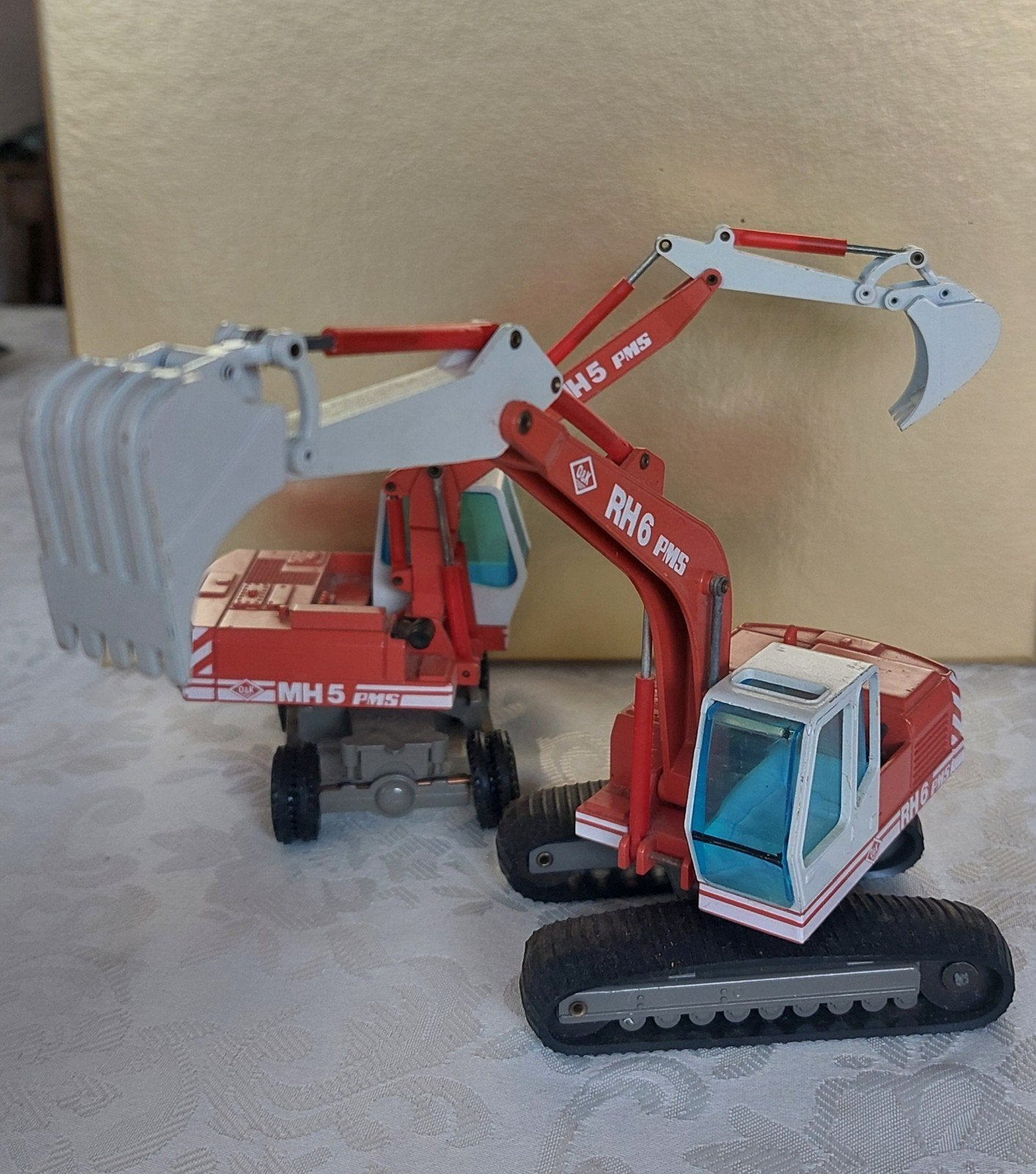NZG Modellen Graafmachines No. 333 & 334 - Schaal 1:50, Gebruikt, 1:32 tot 1:50, Overige typen, Ophalen